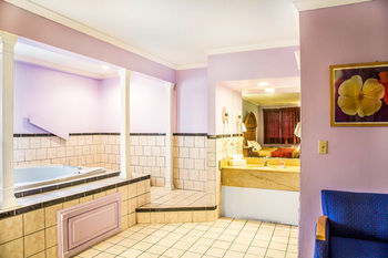 Econo Lodge Норуок Екстериор снимка