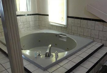 Econo Lodge Норуок Екстериор снимка