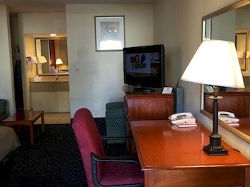 Econo Lodge Норуок Екстериор снимка